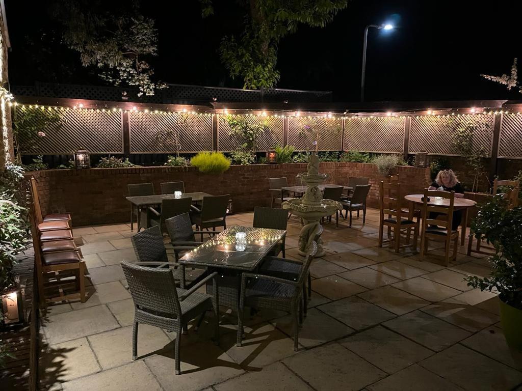 White Horse Inn & Restaurant 스토크알바니 외부 사진